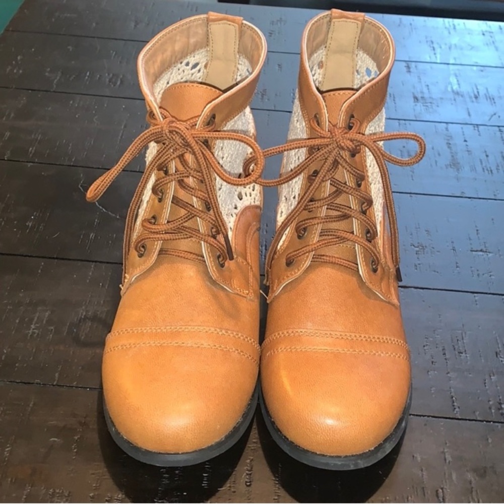 Excellent Preowned Condition Wet Seal Ankle Boots  Size 6. Very Cute see all